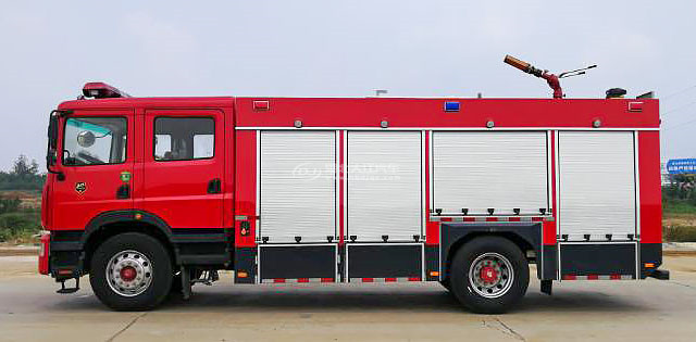 东风多利卡D9泡沫沫消防车（7吨）(图2)