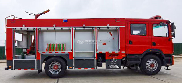 东风多利卡D9泡沫沫消防车（7吨）(图3)