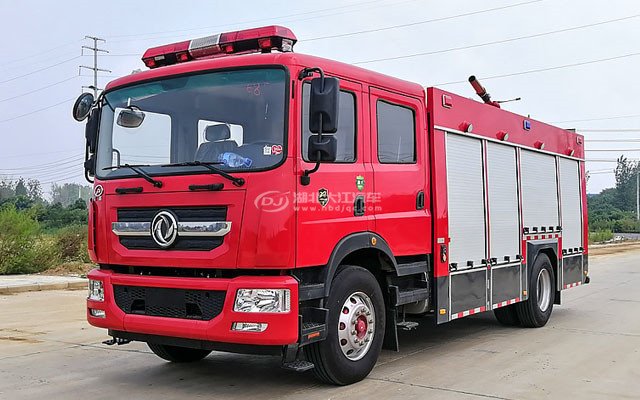 东风多利卡D9泡沫沫消防车（7吨）(图1)