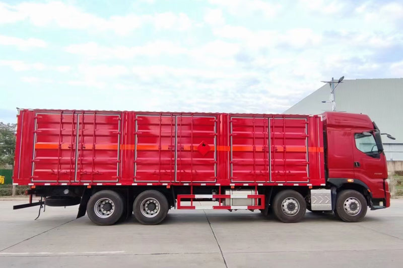 柳汽乘龙9.5米腐蚀性物品厢式运输车（19.3吨）(图5)