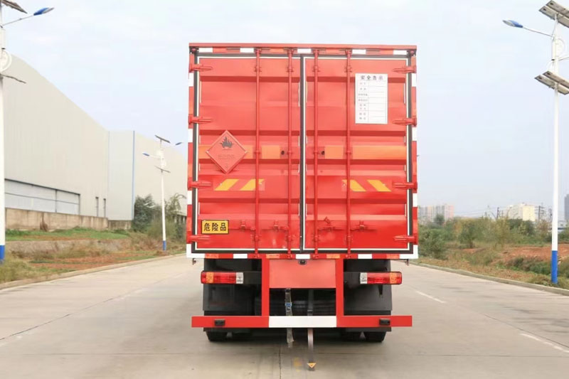 柳汽乘龙9.5米腐蚀性物品厢式运输车（19.3吨）(图7)
