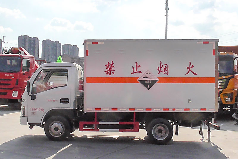跃进S80腐蚀性物品厢式运输车(3-3.3米)【1.745吨】(图2)