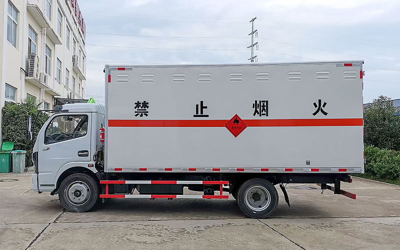 东风7吨易燃气体厢式运输车(5.2米)(图3)