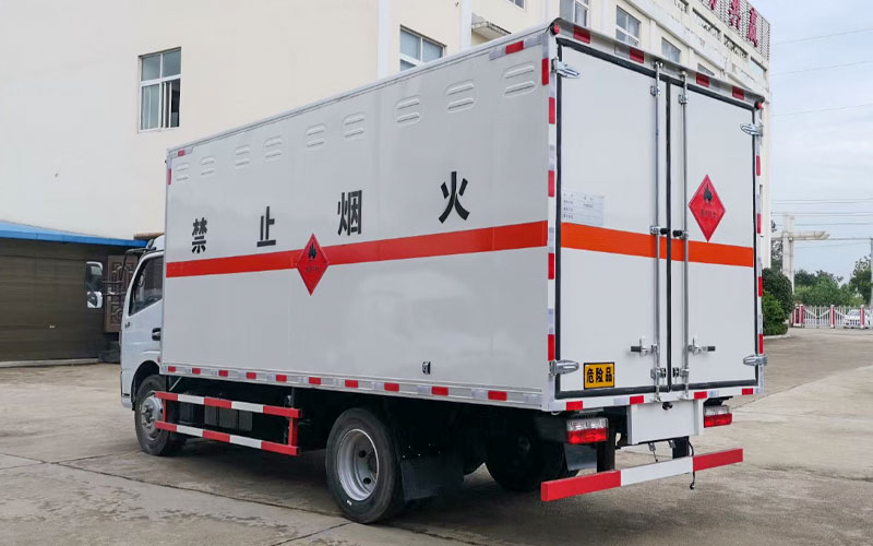 东风7吨易燃气体厢式运输车(5.2米)(图4)