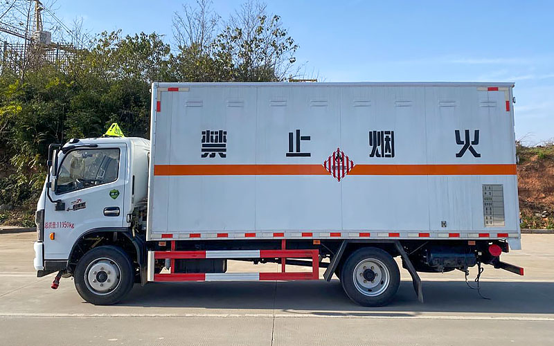 东风7吨易燃固体厢式运输车(5.15米)(图3)
