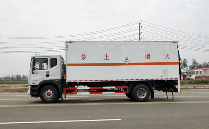 东风多利卡D9易燃气体厢式运输车(10吨)(图2)