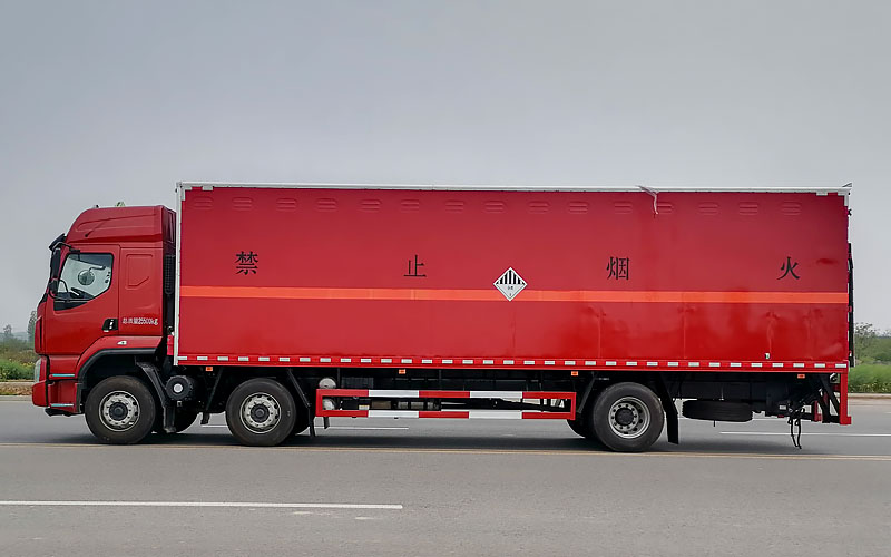 柳汽乘龙小三轴杂项危险物品厢式运输车（14吨）(图2)
