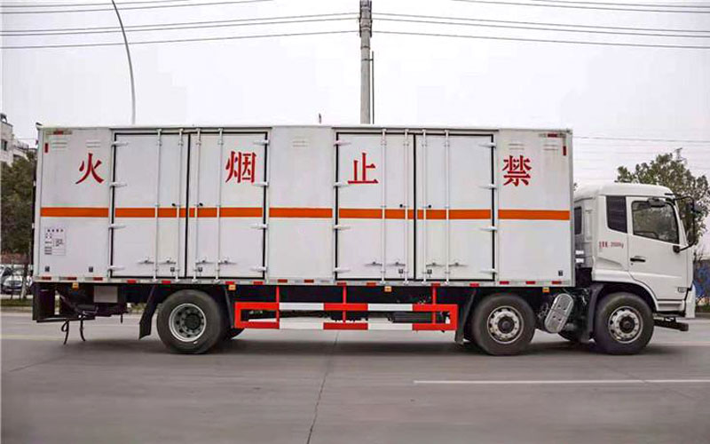 东风天锦小三轴杂项危险物品厢式运输车（16吨）(图3)