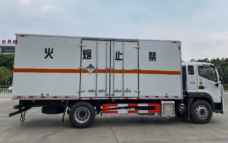 福田10吨杂项危险物品厢式运输车（6.2-6.8米）(图2)