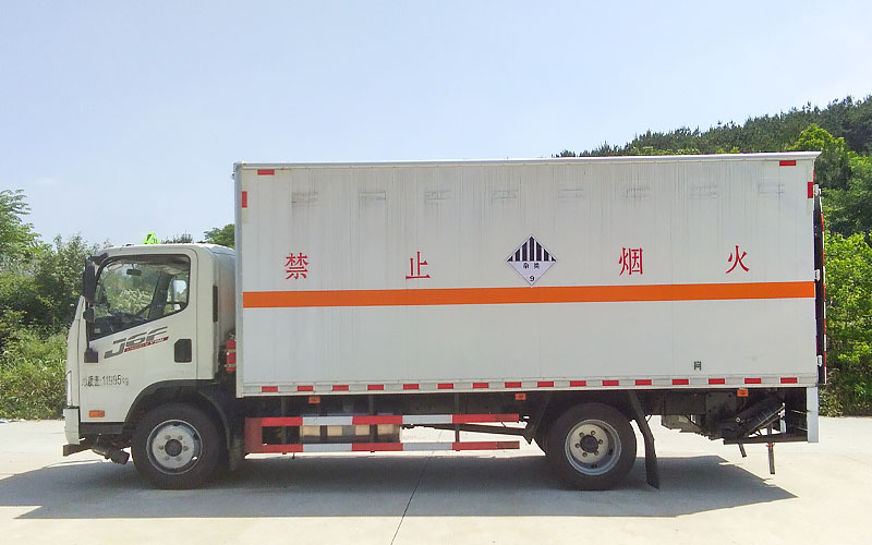 解放7吨杂项危险物品厢式运输车（5.2米）(图2)