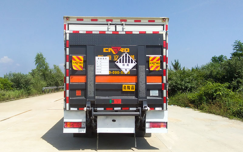 解放7吨杂项危险物品厢式运输车（5.2米）(图3)