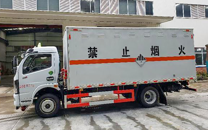 东风多利卡7吨杂项危险物品厢式运输车(5.2米)(图2)