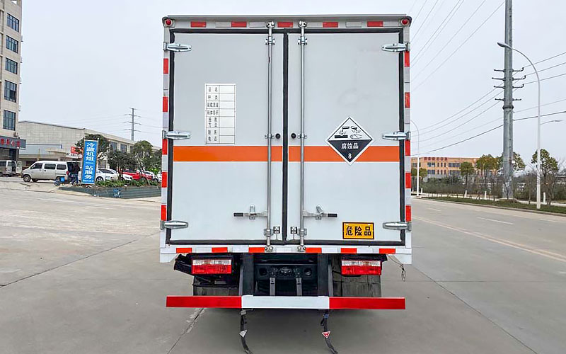 东风多利卡7吨腐蚀性物品厢式运输车（5.15米）(图3)