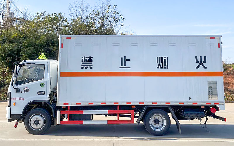 东风多利卡7吨腐蚀性物品厢式运输车（5.15米）(图2)