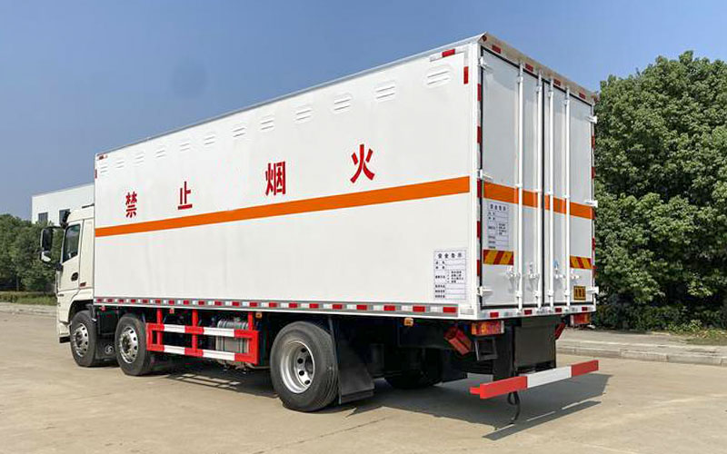 陕汽前四后四15吨易燃液体厢式运输车(图4)