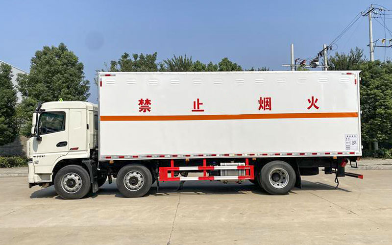 陕汽前四后四15吨易燃液体厢式运输车(图3)
