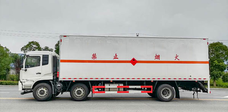 东风天锦小三轴易燃液体厢式运输车（15.9吨）(图2)