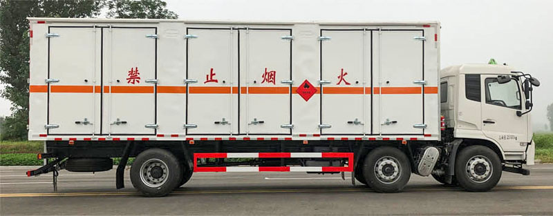 东风天锦小三轴易燃液体厢式运输车（15.9吨）(图3)