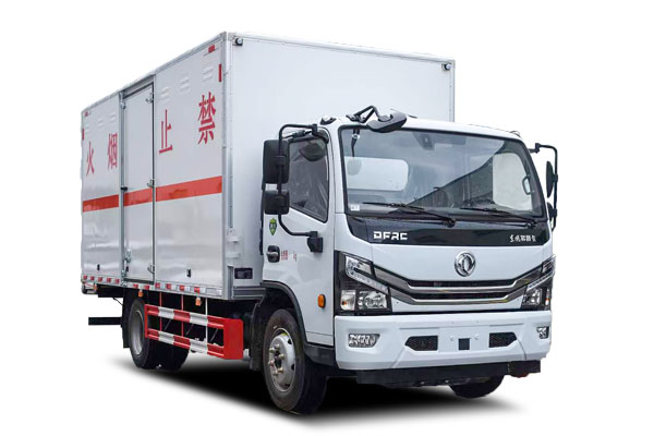 东风多利卡7吨杂项危险物品厢式运输车(5.2米)